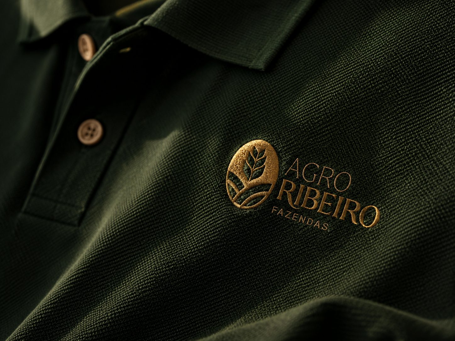 Agro Ribeiro — Polo bordada em fio dourado